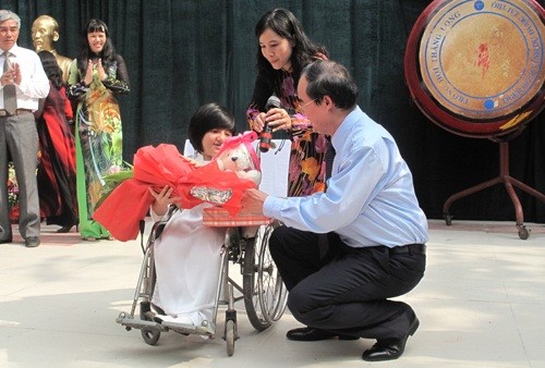 Phó thủ tướng Nguyễn Thiện Nhân tặng quà cho cô gái “xương thủy tinh” Nguyễn Phương Anh tại Trường THPT Việt Đức (Hà Nội). Ảnh: Tuổi Trẻ